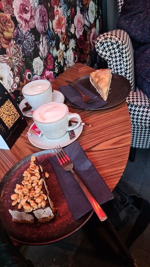 Oat cappuccino, vegan snickers cake and vegan caramel apple pie at Foodartbremerhaven Cakes & Bowls in Bremerhaven