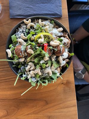 Mush&Plant Bowl mit Falafel  at Foodartbremerhaven Cakes & Bowls in Bremerhaven