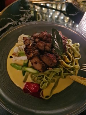 Spinach noodles, seitan and veggies in curry sauce at Bless in Berlin