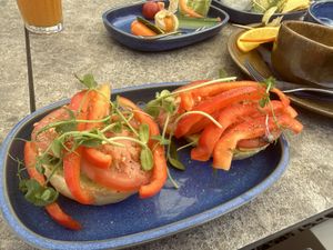Veg. Brötchen mit Avocado, Paprika und Tomaten.   at Alte Bank in Reutlingen