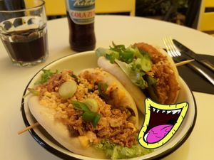 Aubergenius + (not so hot) chick at Lil Bao  in Brussels