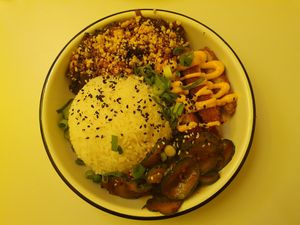 Bowl with crispy chicken and spicy cucumber at Lil Bao  in Brussels