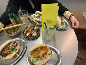 “Bao lover mix” with two sides (pickled cucumber and wontons) and with lychee juice and ginger beer  at Lil Bao  in Brussels