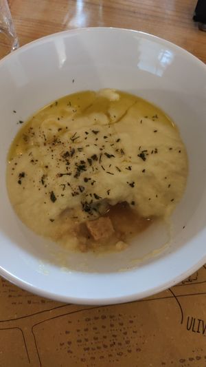 Vellutata di cavolfiore con tempeh marinato, cous cous integrale ed erbette profumate -> super consigliata at Fattoria Sociale Conca d'Oro in Bassano Del Grappa