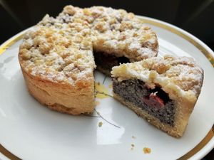 Himmlisches Törtchen Kirsch-Mohn  at Albbäckerei Wörz in Laichingen