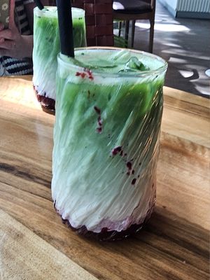 Iced Berry Matcha Latte with oat milk at Die grüne Kaffeebohne in Frankfurt