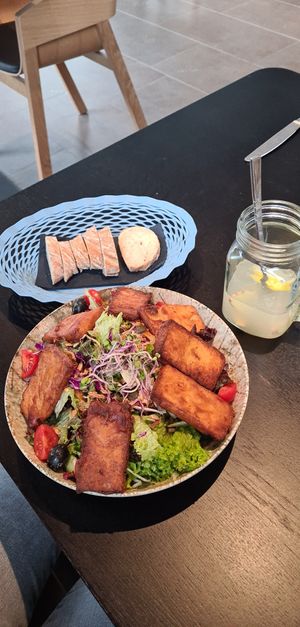 Aves Homebase Salad mit geräuchterm Tofu at Share Restaurant at Aves Homebase in Arosa