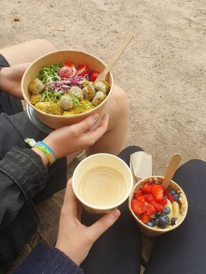 Falafel Bowl, Cappuccino und Fruchtkater (Sommerspecial) at Haferkater - Hbf Karlsruhe in Karlsruhe