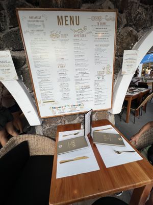 Table   at 1835 Coffee Lab in Puerto Ayora