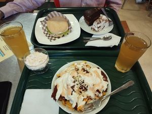 Hamburguesa, papas con proteína, ensalada de repollo y torta de chocolate con helado. at Goyo Food in Medellin