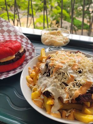 vegan cheese fries with patty, coleslaw and burger at Goyo Food in Medellin