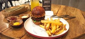 Hamburguesa de quinoa at Suchiche Café & Bar in Tarapoto