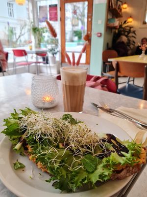 Carrot hummus toast at Nobel Bopel in Bergen