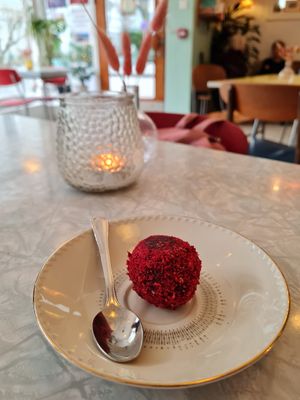 Energy ball with chocolate and raspberries at Nobel Bopel in Bergen