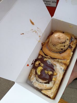 Banana bread and cookie dough at Cinnamood in Hamburg