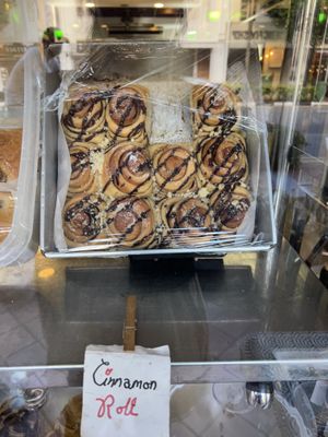 Vegan cinnamon rolls, very nice  at Gobi Desserts in Central Singapore