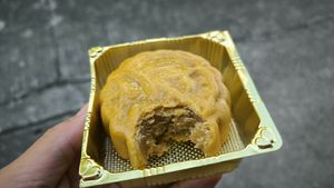 Traditional mochi mordido 🤣 at Gobi Desserts in Central Singapore