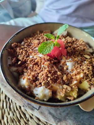 smoothie bowl at Squeeze Me in Mirissa