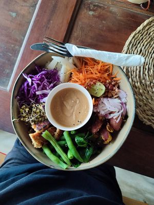 seitan bowl at Squeeze Me in Mirissa