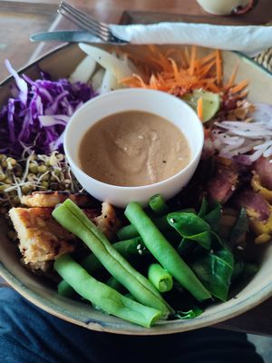 seitan bowl at Squeeze Me in Mirissa