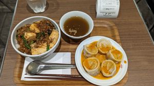 左・マーボーはん、右・餃子(ごまソース付き) at Ming-Teng HAO HAO in Nagoya