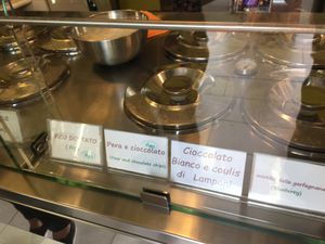 Clearly marked vegan flavours   at Caprilli in Livorno