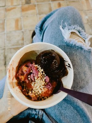 Na foto é possível ver os sorvetes veganos de chocolate, morango e uva. at Sorvete e Açaí Amigo Arraial in Porto Seguro