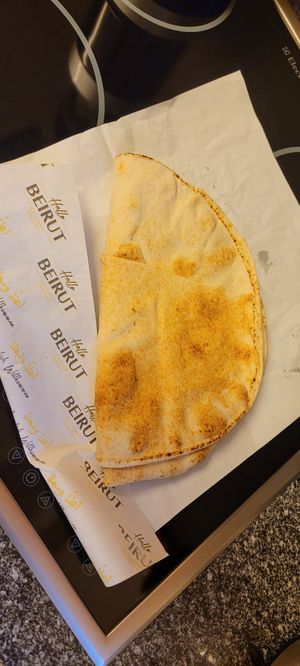 Fladenbrot inkl. zum Falafel Teller at Hallo Beirut in Zurich