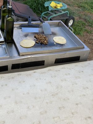 Preparing soy asada tacos  at hippiestacos in Long Beach