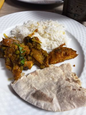 Veg bhuna, coconut rice, onion bhaji and chapatti 😋😋  at Tandoori Hut in Tenerife