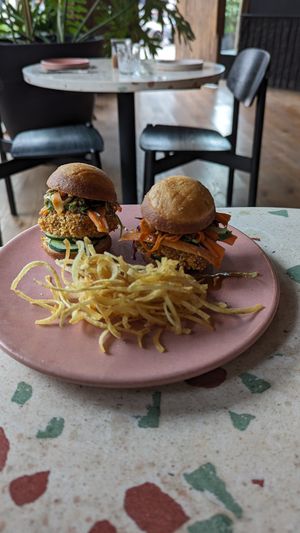 dúo tailandia
= bao frito de tofu y kimchi queso de cajú | coleslaw papas en hilos at Raiz Plant Mood in Buenos Aires