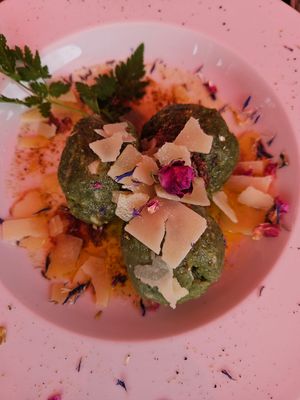 Gierschknödel mit Löwenzahnbutter (vegetarisch) at Sonnenhof Hohenfelden in Hohenfelden