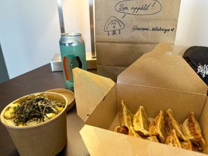 Gyoza épicé et salade de pomme de terre  at Umami Bar à Gyoza in Montreal