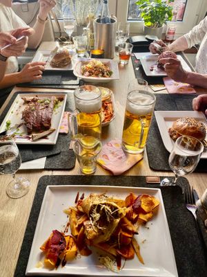 Veganer und Fleischesser an einem Tisch :) at Hidden Kitchen Hamburg in Hamburg