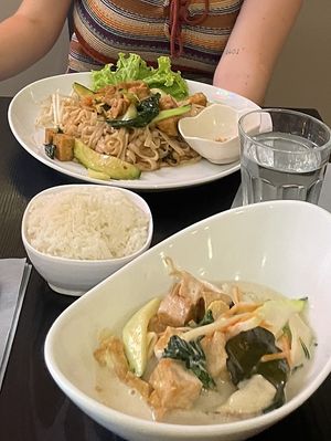 Pad Thai & Green Curry   at Bo'bon in Paris