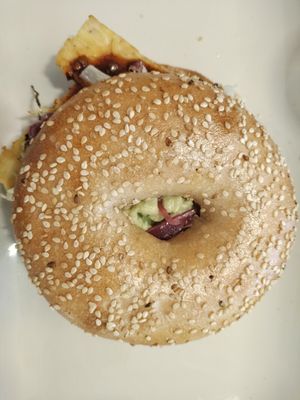 Bagel con tempeh spicy, hummus di piselli e menta e verdure at Home - Sapore di Casa in Trieste