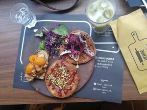 Vegan brunch mit iced coffee matcha at Home - Sapore di Casa in Trieste