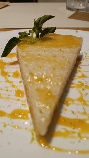 Torta de limão super equilibrada, suficientemente doce e azeda at Pierre Vegetariano in Curitiba