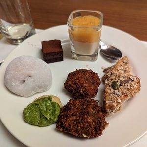 My favorite items, plus all the vegan desserts #Veganuary at Cha Lounge in Taipei