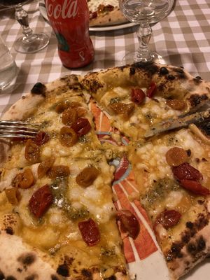 Pizza with tomate sauce, tomatoes, vegan cheese and pistachio pesto.   at Il Gabbiano in Gussago