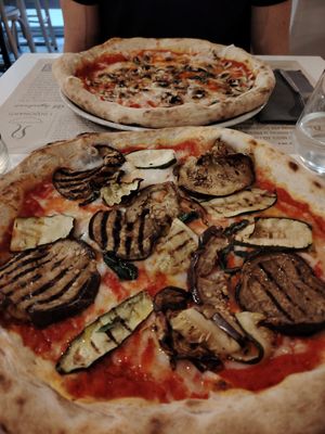 Margherita Vegan 1 con funghi/ 1 melanzane e zucchine at I Dissonanti in Modena
