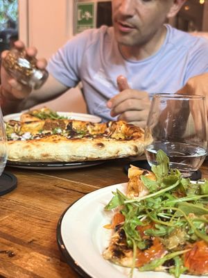 Los condimentos adecuados  at Pizzeria Distrito Vegano in Merida