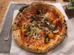 Vegan pizza pertuti at Grosso Napoletano - Europa in Madrid