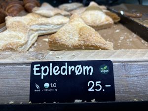 Apple filling with sultanas   at Backstube Tromsoe in Tromsoe