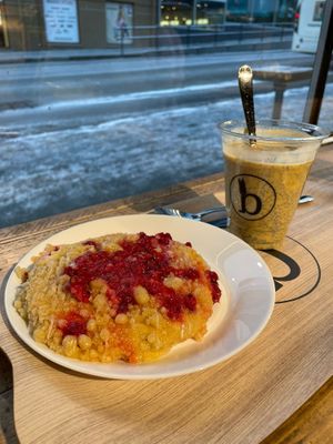 Chai pudding and fruit crumble at Backstube Tromsoe in Tromsoe