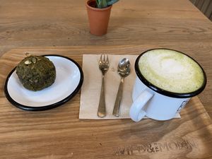 Spinach/pumpkin seed muffin with cheesy core (allright) and matcha latte with green pea mylk (quite nice)  at Wild & The Moon - Arnold Schönberglaan in Amsterdam