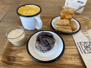 Golden latte with almond mylk (good), nuggets with sateh sauce (great) and blueberry scone with a creamy vanilla sauce (quite good) at Wild & The Moon - Arnold Schönberglaan in Amsterdam
