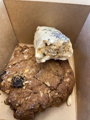 Rice crisp (tasty with a hint of peanutbutter, but the rice was too chewy) and oat & buckwheat cookie (dry and crumbly) at Wild & The Moon - Arnold Schönberglaan in Amsterdam