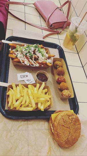 Smash burger, regular fries size medium, bbq sauce, mixed bitterballs, loaded tahina fries  at Tastebuds in Antwerpen