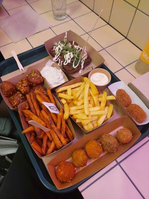 Cauliflower wings, falafel waffle, sweet potato and regular fries, bitterbal mix & shroom kroket at Tastebuds in Antwerpen